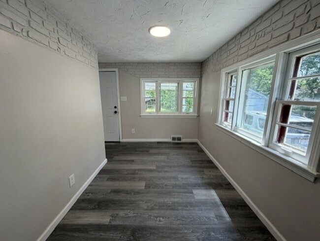 Foto del edificio - Pet-Friendly 3-Bedroom Home Near Downtown Akron Conveniences