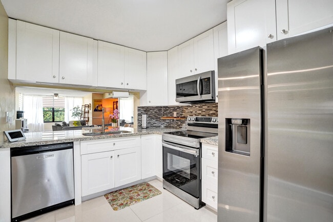 Building Photo - 2659 Carambola Cir N