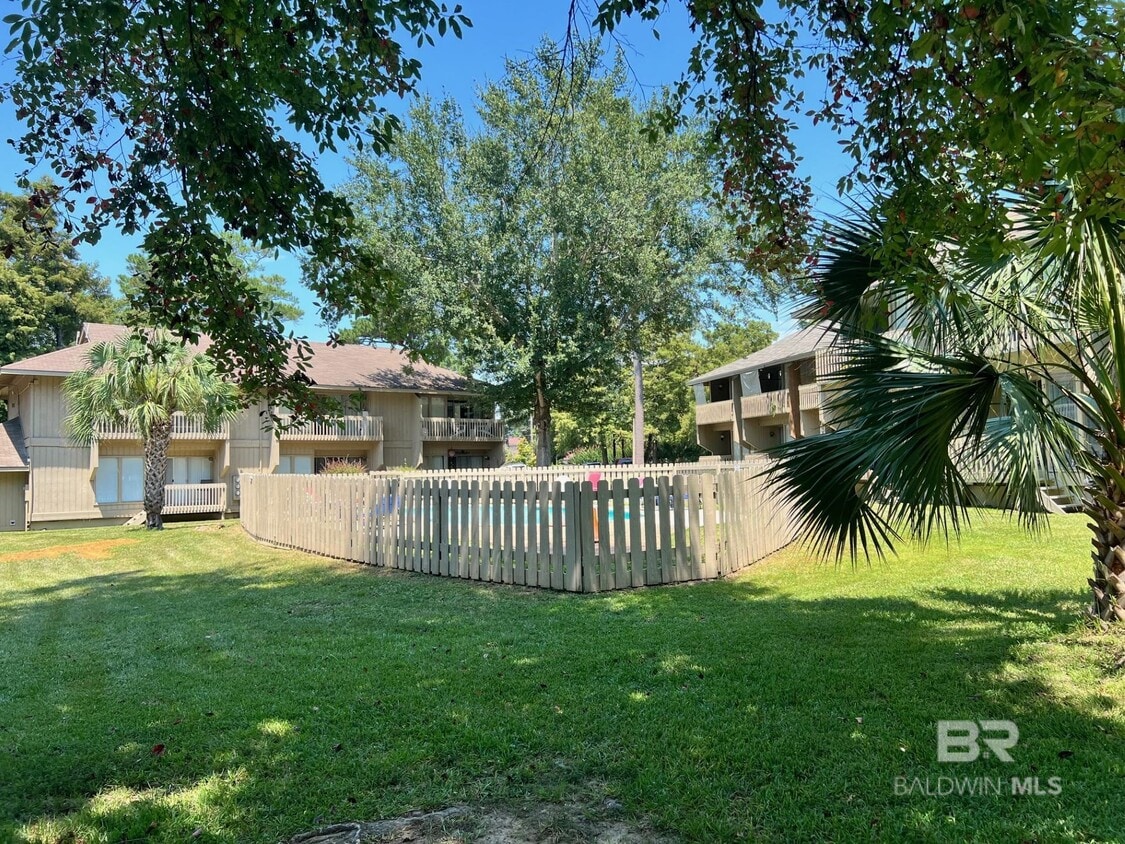 Building Photo - 2036 Sea Cliff Dr N