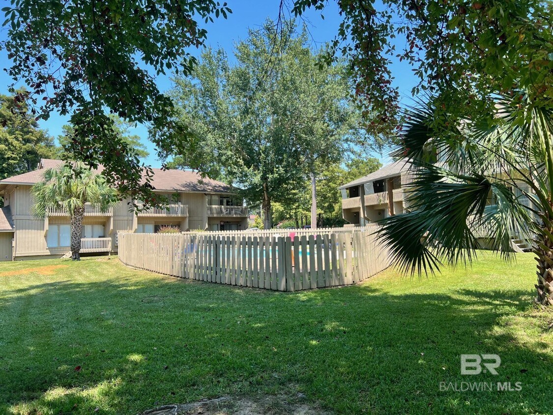 Foto del edificio - 2036 Sea Cliff Dr N