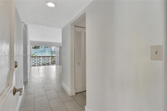 Foto del edificio - 600 NE 25th St