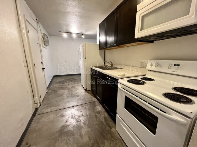 Building Photo - 2142 K St