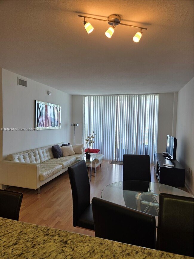 Foto del edificio - 19501 W Country Club Dr