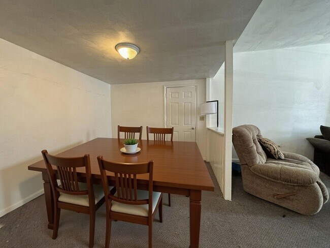 Foto del edificio - Spacious Four-Bedroom Home with Loft and Private Fenced Yard – Steps from Downtown Blacksburg