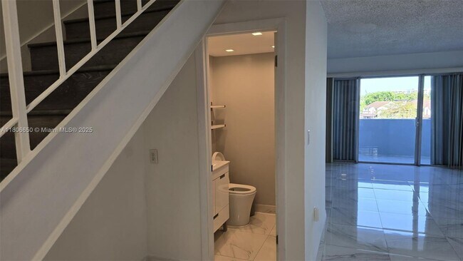 Building Photo - 9359 Fontainebleau Blvd
