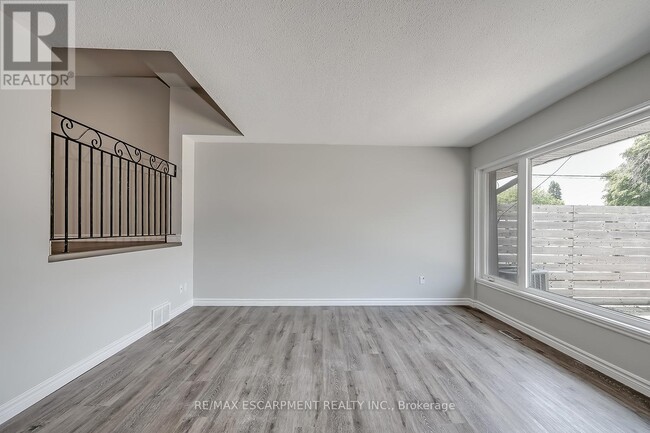 Building Photo - 260-260 Montmorency Dr