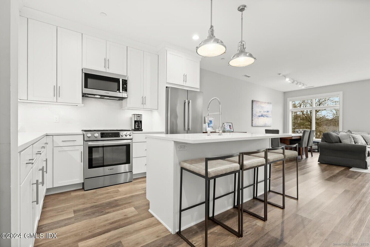 Foto principal - 1381 E Putnam Ave