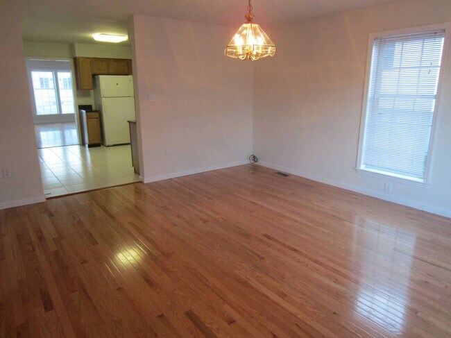 Building Photo - 128 Temple St