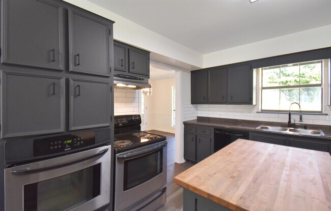 Building Photo - Available Now! 3-bedroom, 3-bath Updated E...
