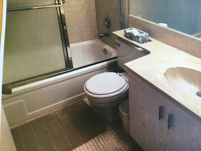Full Bathroom - 19296 Lyons Rd