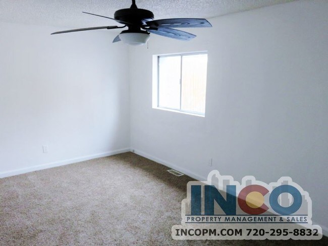 Building Photo - Private Corner 2 bed 1 bath triplex! Great...