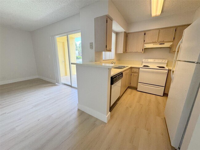 Foto del edificio - 7680 Westwood Dr