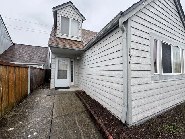 Building Photo - Charming Three Bedroom Near Pacific Ave!