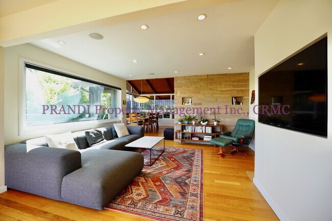Building Photo - Spacious Greenbrae View Home with Privacy ...