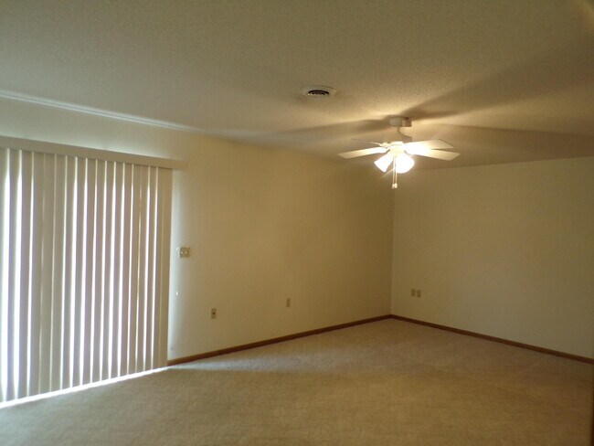 SEGUNDO DORMITORIO - 403 E Drake St