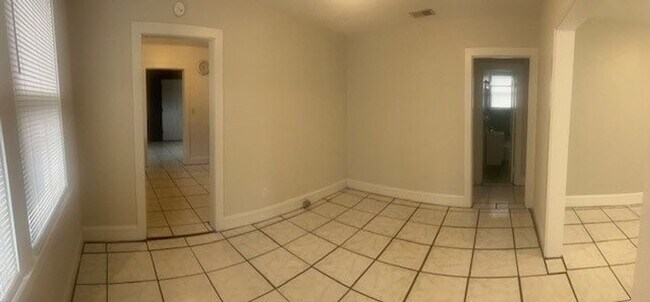 Building Photo - Spacious 2 bedroom 1 bath with sunroom and...