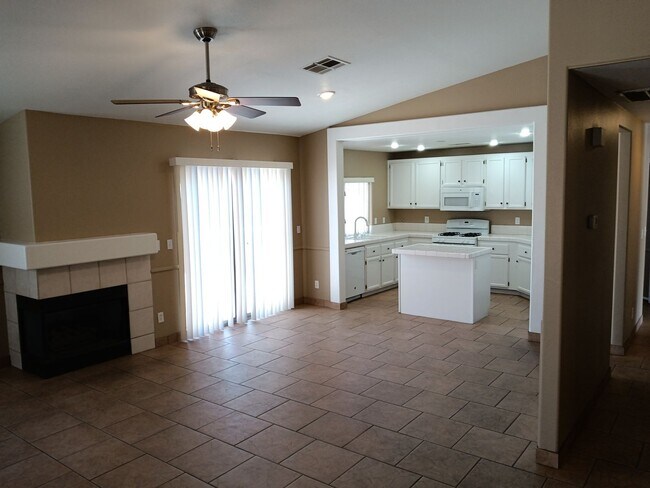 Foto del edificio - Adorable Single Story 3/2/2 car Ready Now