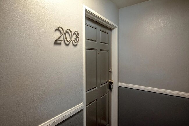 Building Photo - 2 Bedroom/ 2 Bath Condo In The Heart of Gl...