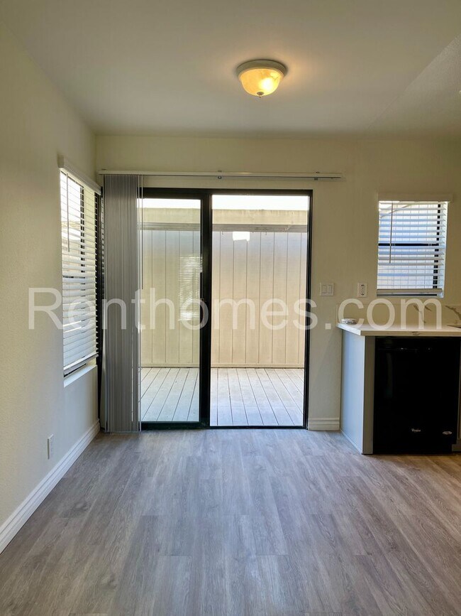 Foto del edificio - Clairemont, 2718-29 Ariane Drive -  Near Mission Bay, remodeled kitchen and bathroom!
