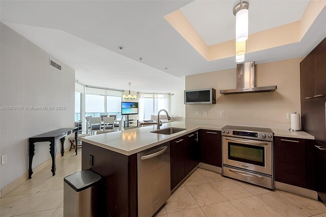 Foto del edificio - 150 Sunny Isles Blvd