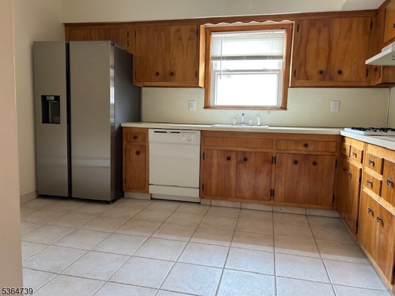 Primary Photo - 34 Hilton St