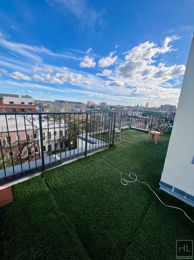 Foto del edificio - 2BR Penthouse w/ Balcony & Private Rooftop Terrace on Bushwick E. Williamsburg Border