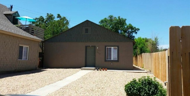 Frente del edificio de estilo dúplex de una planta, 2 - 2hab/1ba apartamentos - 555 Pearl St