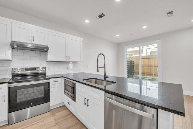 Foto del edificio - 9312 Curious Squirrel St