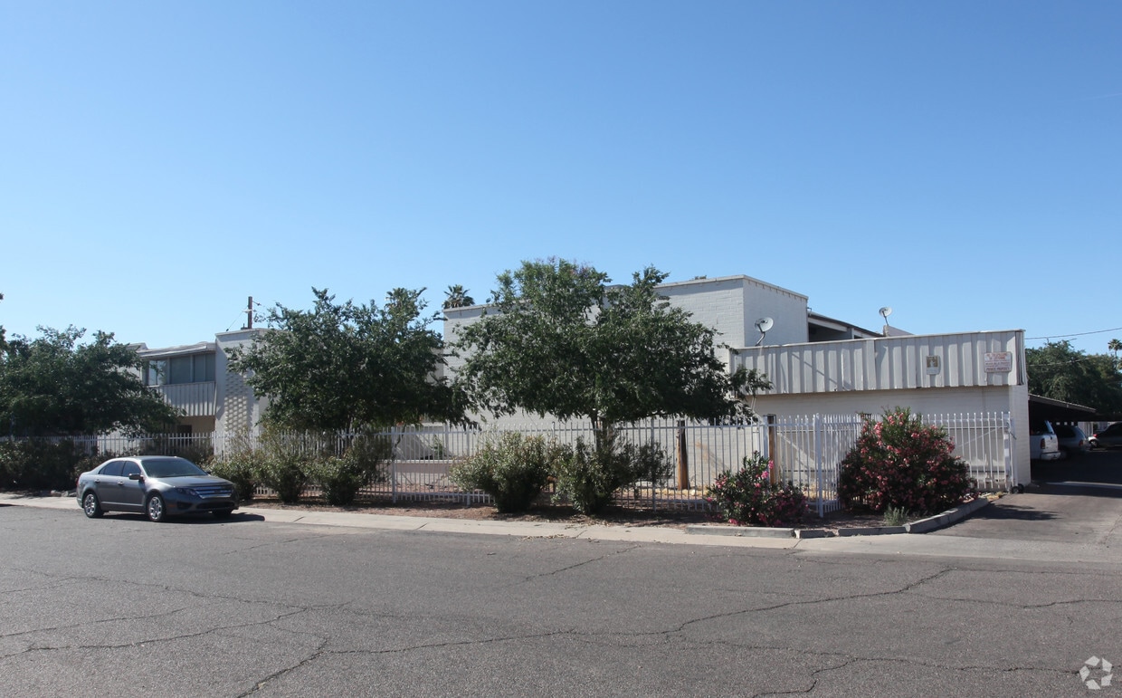 Building Photo - 910 E Marlette Ave
