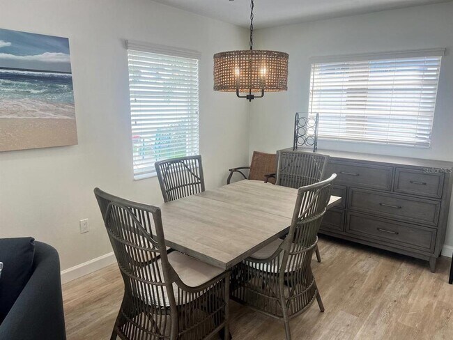 Foto del edificio - 6020 Midnight Pass Rd