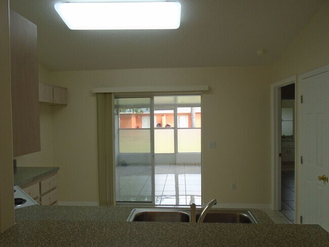 Foto del edificio - Tile floor through out!