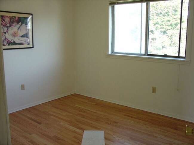 Foto del edificio - 10002 3rd Ave NW
