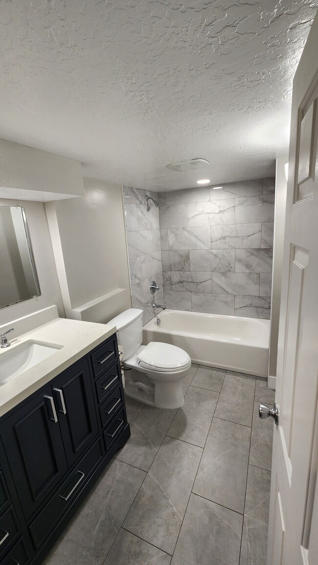 Building Photo - 1005 E Diamond Way