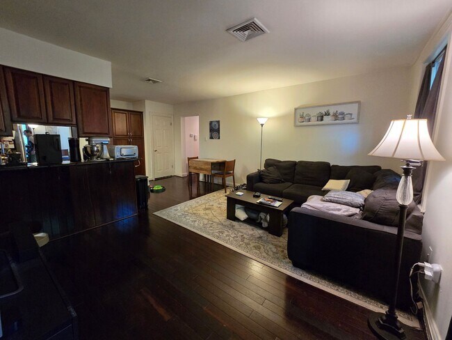 Foto del edificio - Spacious, Sunny 2BR w/ HW Floors, W/D, A/C...