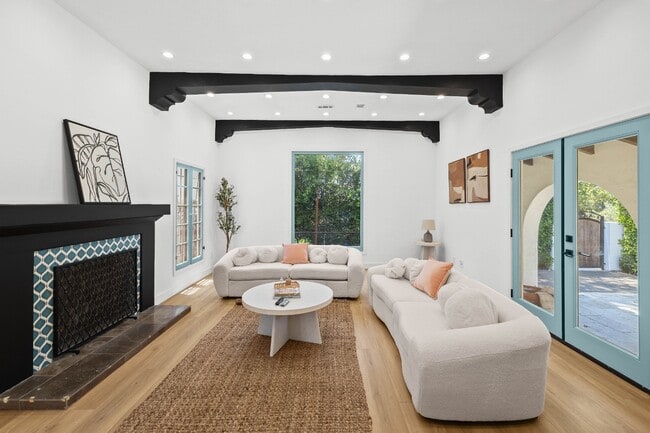 Building Photo - Traditional home | 3 bed 3 bath | Prime Pico-Robertson Area