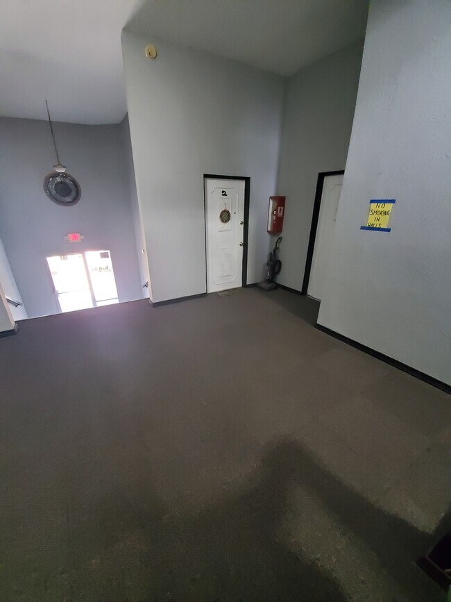 Foto del edificio - 107 S Church St