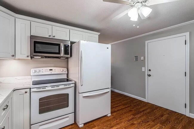 Kitchen with room for table or pantry - 39 Pleasant St