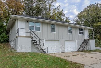 Building Photo - 11813 Henry Ave