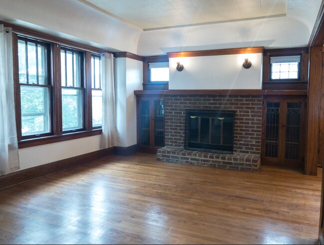 Building Photo - 5917 W Bluemound Rd
