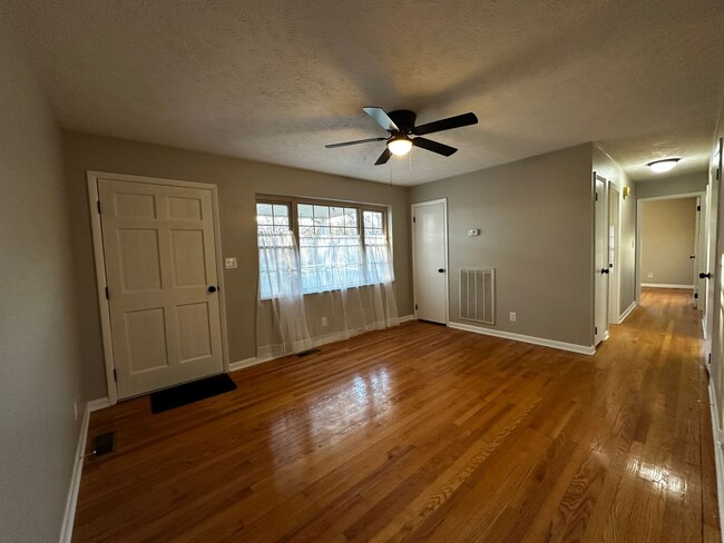 Building Photo - 3 bedroom/1.5 bath brick home for rent in ...