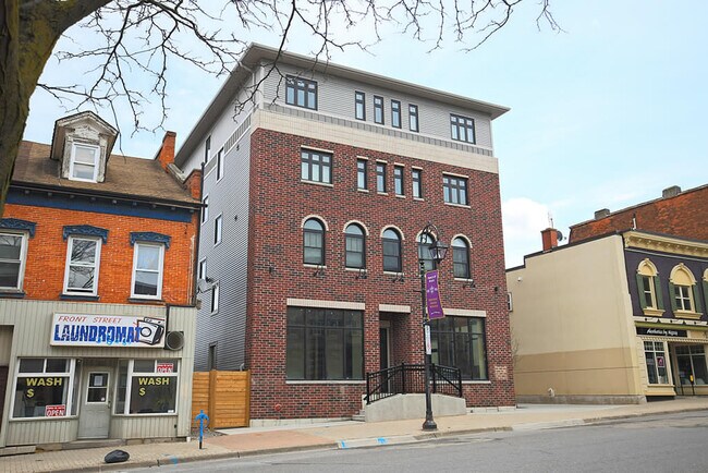 Photo du bâtiment - 14 Front St N