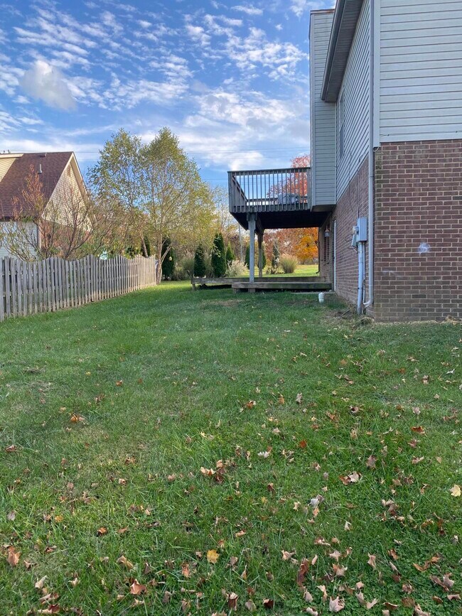 Building Photo - 995 Fairway Dr