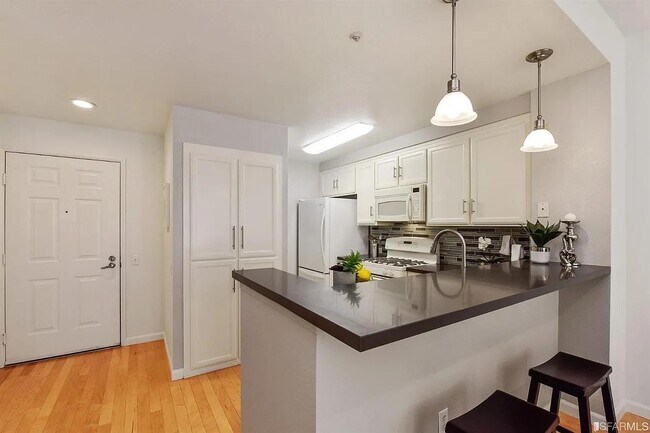Foto del edificio - 260 Caldecott Ln