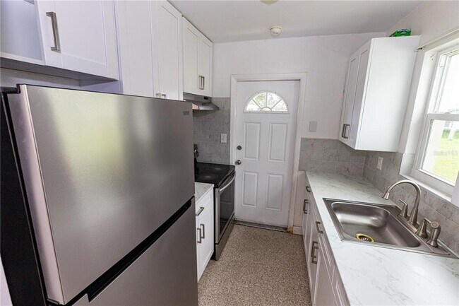 Foto del edificio - 21043 Bersell Ave