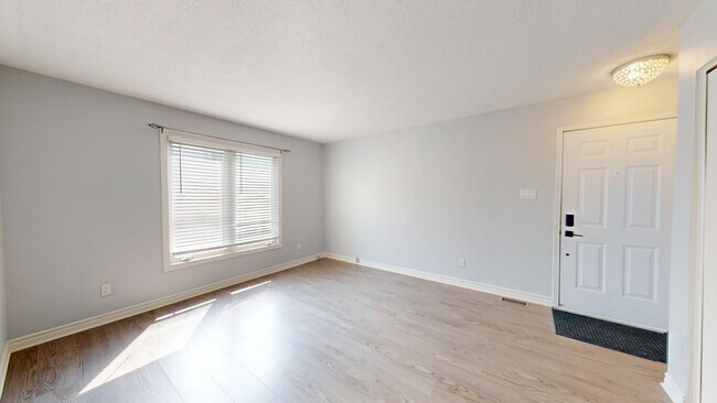 Building Photo - GORGEOUS THREE BEDROOM TOWNHOME IN WHITEOAKS NEIGHBOURHOOD