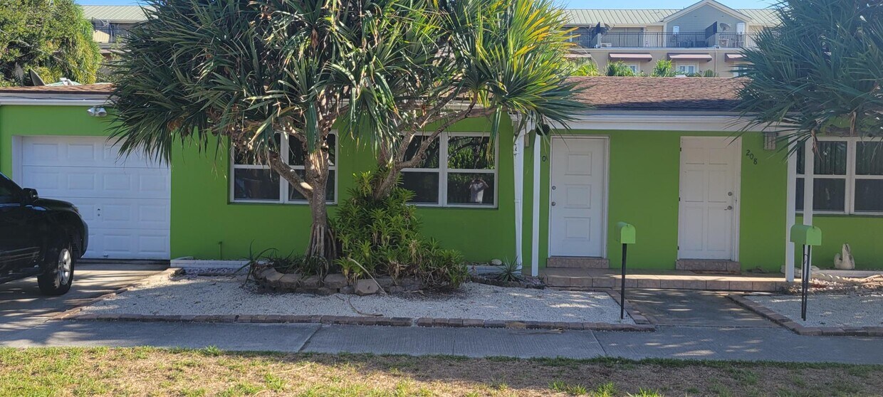 208 Palm St Unit 210, Lantana, FL 33462 Room for Rent in Lantana, FL