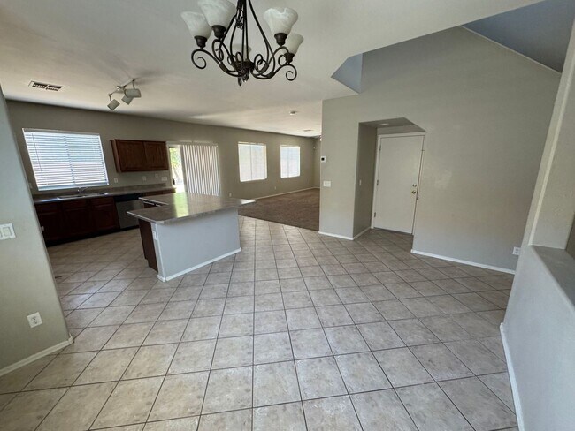 Foto del edificio - 4 Bedroom - 2.5 Bath - 2310 Sq Ft
