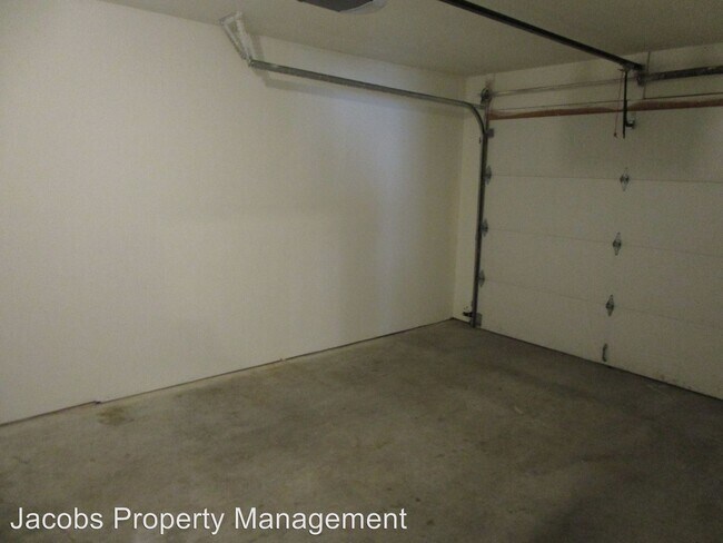 Building Photo - 304-306-306 Dads Way