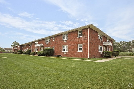 Foto principal - Monmouth Beach Village Apartment Homes