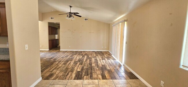 Building Photo - Spacious Single-Story Home with Central AC/Heat and Huge Backyard